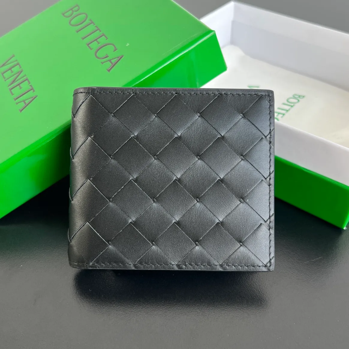 Batch 960 #Bv New bi-fold short clip with coin pocket 605722👏 A short clip with a coin pocket. There is a place to put coins and change☄️ Made of original cowhide. It is soft and delicate and makes people want to touch it all the time. It is equipped with 4 card slots, 2 banknote compartments, 2 extra pockets, and 1 coin purse. It is very tasteful and low-key. It is very good in terms of texture and practicality. Highly recommended👍👍 Size: 11x9.5